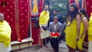 प्रेमानंद जी महाराज के दर्शन करने के लिए रोज़ लाखों भक्त पहुंचते हैं। केवल आम लोग ही नहीं, बल्कि कई बॉलीवुड सेलेब्स प्रेमानंद महाराज के बड़े भक्त हैं। हाल ही में कॉमेडी के सुपरस्टार राजपाल यादव वृंदावन पहुंचे और उन्होंने महाराज जी को एक कठिन मंत्र सुनाया। यह पूरा वीडियो अब सोशल मीडिया पर तेजी से वायरल हो रहा है और इसे “राजपाल यादव प्रेमानंद महाराज वायरल वीडियो” के नाम से खूब खोजा जा रहा है।