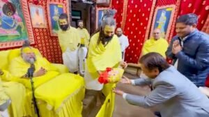 प्रेमानंद जी महाराज के दर्शन करने के लिए रोज़ लाखों भक्त पहुंचते हैं। केवल आम लोग ही नहीं, बल्कि कई बॉलीवुड सेलेब्स प्रेमानंद महाराज के बड़े भक्त हैं। हाल ही में कॉमेडी के सुपरस्टार राजपाल यादव वृंदावन पहुंचे और उन्होंने महाराज जी को एक कठिन मंत्र सुनाया। यह पूरा वीडियो अब सोशल मीडिया पर तेजी से वायरल हो रहा है और इसे “राजपाल यादव प्रेमानंद महाराज वायरल वीडियो” के नाम से खूब खोजा जा रहा है।